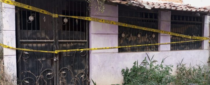 Kejadian tragis yang melibatkan seorang ibu dan anaknya ditemukan dalam keadaan tidak bernyawa di sebuah hunian, menyisakan banyak tanya dan keprihatinan. Penemuan ini terjadi di sebuah daerah yang sebelumnya dikenal tenang dan damai, namun kini menjadi sorotan media dan publik. Menurut informasi yang beredar, sebelum ditemukannya kerangka tersebut, ibu dan anak ini diduga telah membeli sianida, sebuah zat berbahaya yang dikenal memiliki efek mematikan. Kasus ini tidak hanya menimbulkan rasa duka, tetapi juga memicu diskusi mengenai kesehatan mental, akses terhadap racun, serta dampaknya terhadap masyarakat. Dalam artikel ini, kita akan membahas lebih dalam tentang peristiwa ini, latar belakangnya, dan implikasi yang ditimbulkan. Latar Belakang Kasus Kasus penemuan ibu dan anak yang tinggal dalam keadaan kerangka ini membawa kita pada banyak pertanyaan mengenai latar belakang kehidupan mereka. Dari informasi yang berhasil dikumpulkan, keluarga tersebut diketahui mengalami masalah keuangan yang cukup serius. Dalam beberapa tahun terakhir, banyak laporan yang menunjukkan bahwa mereka sering kali kesulitan memenuhi kebutuhan sehari-hari, termasuk makanan dan tempat tinggal yang layak. Situasi ini tidak hanya berdampak pada aspek fisik, tetapi juga mental, yang bisa jadi memicu berbagai masalah psikologis. Kehidupan sosial mereka juga tampaknya tidak berjalan mulus. Banyak tetangga yang mengaku jarang melihat mereka berinteraksi dengan orang lain. Ini semakin memperburuk kondisi mereka, karena dukungan sosial sangat penting dalam masa-masa sulit. Apakah mungkin faktor-faktor ini berkontribusi pada keputusan yang diambil oleh ibu tersebut? Temuan ini semakin menyoroti pentingnya kesadaran akan kesehatan mental dan dukungan dari masyarakat bagi mereka yang sedang mengalami masa sulit. Dalam konteks yang lebih luas, kasus ini juga menunjukkan bagaimana masalah kesehatan mental dapat berujung pada tindakan yang ekstrem. Sebagian orang mungkin merasa terjebak dan tidak memiliki jalan keluar dari kesulitan hidup. Hal ini memberi kita pelajaran berharga tentang perlunya membuka dialog mengenai isu-isu mental dan memperjuangkan akses terhadap bantuan profesional bagi mereka yang membutuhkannya. Penemuan Kerangka dan Reaksi Masyarakat Kejadian penemuan kerangka ibu dan anak ini mengejutkan banyak pihak. Bagaimana mungkin dua orang yang pernah hidup di antara kita bisa berakhir dalam keadaan seperti itu? Proses identifikasi kerangka dilakukan oleh pihak kepolisian yang dibantu oleh Tim Inafis. Hasil identifikasi menunjukkan bahwa kerangka tersebut memang milik ibu dan anak yang hilang beberapa waktu lalu. Penemuan ini disambut dengan duka mendalam oleh masyarakat setempat yang mengenal mereka, meskipun hubungan antara mereka dan warga lainnya cukup terbatas. Reaksi masyarakat setelah penemuan ini beragam. Sebagian besar merasa sangat terkejut dan berduka, sementara yang lain mulai mempertanyakan bagaimana hal ini bisa terjadi di lingkungan mereka. Ada yang merasakan rasa takut dan cemas, bertanya-tanya apakah ada faktor lain yang mungkin berkontribusi pada tragedi ini. Selain itu, media juga berperan penting dalam menyampaikan informasi mengenai peristiwa ini, dengan menyoroti pentingnya perhatian terhadap isu kesehatan mental dan dukungan bagi masyarakat yang mengalami kesulitan. Media sosial juga menjadi salah satu tempat diskusi hangat mengenai kejadian ini. Banyak netizen yang menawarkan dukungan moral bagi keluarga yang ditinggalkan, sekaligus mengekspresikan keprihatinan mereka terhadap isu kesehatan mental di masyarakat. Dalam hal ini, kasus ini tidak hanya menjadi berita tragis, tetapi juga pengingat akan pentingnya menjaga hubungan sosial dan memberikan dukungan bagi mereka yang sedang berjuang dalam hidup. Dugaan Pembelian Sianida Salah satu aspek paling mencolok dari kasus ini adalah dugaan bahwa ibu dan anak tersebut membeli sianida sebelum meninggal. Sianida adalah salah satu zat kimia yang sangat berbahaya dan sering dikaitkan dengan kasus-kasus bunuh diri ataupun pembunuhan. Dugaan ini menimbulkan berbagai pertanyaan, terutama mengenai bagaimana mereka bisa mendapatkan akses ke zat tersebut. Apakah ada kelalaian dalam pengawasan penjualan bahan kimia berbahaya? Atau mungkin ada faktor lain yang mendasarinya? Pihak kepolisian telah melanjutkan penyelidikan untuk memastikan asal usul sianida tersebut. Beberapa laporan menyebutkan bahwa ibu dari anak tersebut dikenal berbelanja di beberapa toko kimia yang tidak terdaftar. Ini menimbulkan pertanyaan mengenai regulasi yang mengatur penjualan bahan kimia berbahaya dan bagaimana perlindungan kepada masyarakat dari potensi penyalahgunaan zat berbahaya ini harus ditingkatkan. Sementara itu, komunitas kesehatan juga berbicara tentang perlunya pendidikan mengenai bahaya dari zat-zat berbahaya seperti sianida. Dengan semakin banyaknya kasus yang melibatkan racun, penting bagi masyarakat untuk menyadari risiko dan dampak dari penggunaan zat-zat ini. Kesadaran akan keselamatan penggunaan bahan kimia harus menjadi prioritas bagi pemerintah dan lembaga terkait. Implikasi Terhadap Kesehatan Mental Kasus ini membuka diskusi penting tentang kesehatan mental, terutama dalam konteks tekanan hidup yang dialami oleh banyak orang. Masalah kesehatan mental sering kali tidak terlihat oleh mata telanjang, namun dampaknya bisa sangat serius. Dalam banyak kasus, individu yang mengalami depresi atau gangguan mental lainnya mungkin tidak mendapatkan bantuan yang mereka butuhkan, sehingga berujung pada keputusan-keputusan fatal. Penting untuk memahami bahwa kesehatan mental tidak hanya mempengaruhi individu, tetapi juga keluarga dan masyarakat secara keseluruhan. Oleh karena itu, dukungan sosial dan akses terhadap layanan kesehatan mental sangat penting. Kampanye kesadaran akan kesehatan mental harus diperluas, dengan melibatkan berbagai pihak, termasuk pemerintah, lembaga pendidikan, dan organisasi non-pemerintah. Dari sisi kebijakan, perlu ada langkah-langkah yang lebih konkret untuk memastikan bahwa masyarakat memiliki akses ke layanan kesehatan mental yang berkualitas. Ini termasuk program-program pencegahan yang dapat membantu individu sebelum mereka mencapai titik putus. Dalam konteks ini, kasus ibu dan anak ini menjadi pengingat betapa pentingnya perhatian terhadap kesehatan mental, dan bagaimana masyarakat harus bersatu untuk mendukung satu sama lain dalam masa-masa sulit. Kesimpulan Kejadian tragis yang menimpa ibu dan anak ini merupakan pengingat bahwa di balik setiap angka statistik tentang masalah kesehatan mental, terdapat kisah-kisah manusia yang mengharukan. Penemuan kerangka mereka dalam keadaan mengenaskan bukan hanya mencerminkan sebuah tragedi, tetapi juga sebuah seruan untuk lebih memperhatikan kesehatan mental di masyarakat. Masyarakat perlu diajak untuk berdialog lebih terbuka tentang isu ini, sehingga stigma yang ada dapat diatasi dan orang-orang yang membutuhkan bantuan bisa mendapatkan dukungan yang mereka perlukan. Di sisi lain, kasus ini juga menyoroti pentingnya regulasi dalam penjualan bahan kimia berbahaya. Kita harus memastikan bahwa akses terhadap zat-zat berbahaya tetap dalam pengawasan yang ketat, agar tidak jatuh ke tangan yang salah. Dengan kolaborasi antara berbagai pihak, kita bisa menciptakan lingkungan yang lebih aman dan mendukung bagi semua anggota masyarakat.