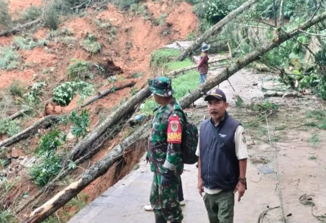 Ngeri! Tanah Longsor Terjang Muncanglega Bandung Barat, Warga Pekik Takbir